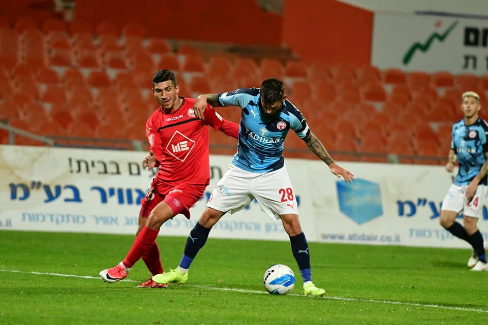 חנן ממן שומר על כדור מול רעננה ברמת גן. לא שמר על הניצחון (צילום: באדיבות הפועל ''תדיראן'' באר שבע)